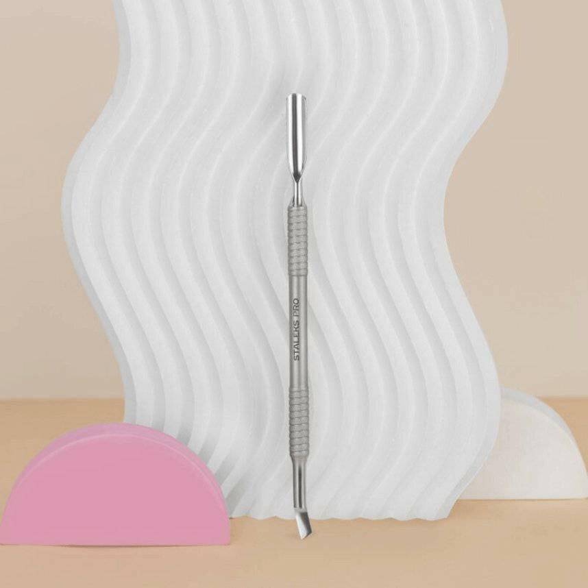 Cuticle Pusher Staleks Pro Smart 50 Type 6 (rounded pusher and bent blade) - thePINKchair.ca