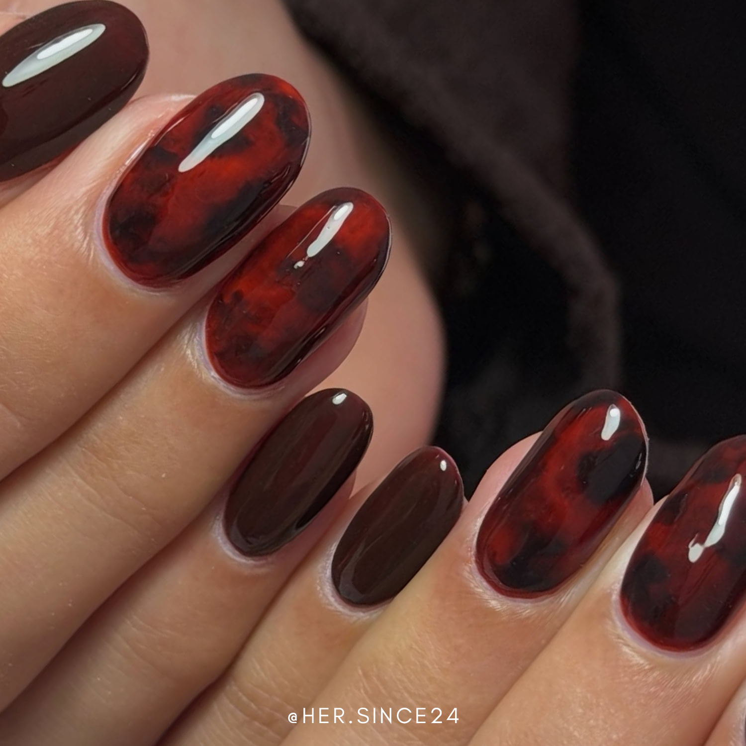 Burgundy tortoiseshell nail art created with theGELBOTTLE Burgundy Tortie Kit